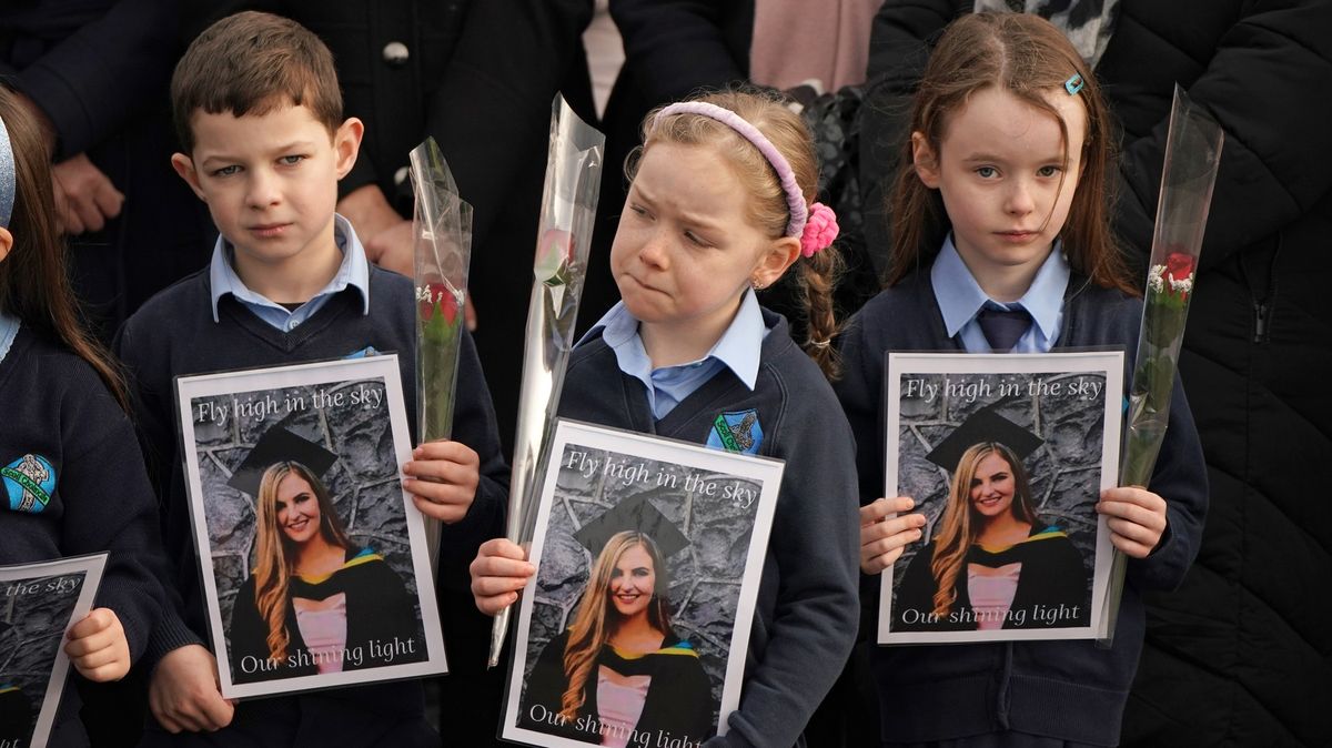 Irsko se srdceryvně rozloučilo se zavražděnou učitelkou. Policie už má podezřelého